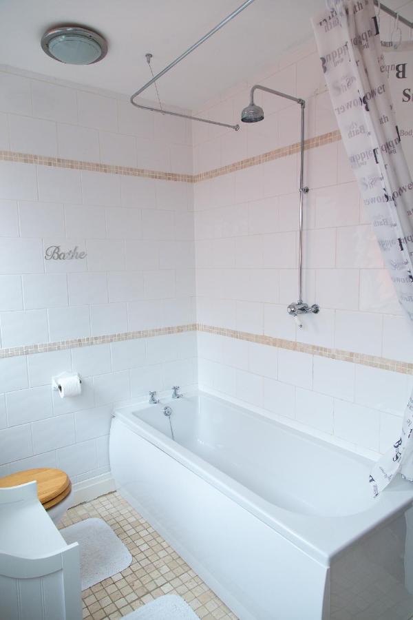 Large 5 Bed House In Scarborough Near The Beach, Large Garden & Hot Tub Exterior photo