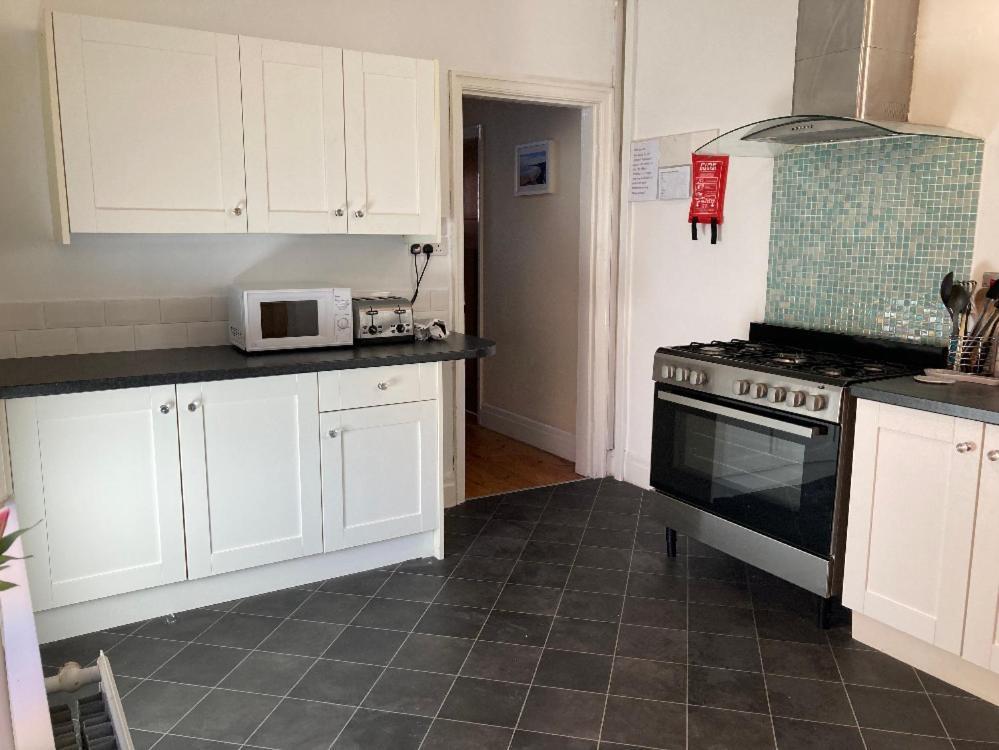 Large 5 Bed House In Scarborough Near The Beach, Large Garden & Hot Tub Exterior photo