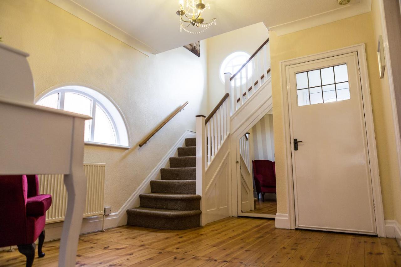 Large 5 Bed House In Scarborough Near The Beach, Large Garden & Hot Tub Exterior photo